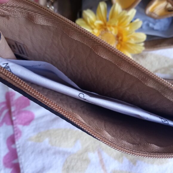 Calvin Klein Gabrianna reversible bucket bag with detachable wristlet - Picture 12 of 16